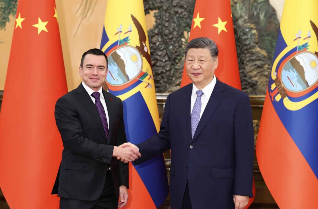 Ecuadorian President Daniel Noboa (left) shaking hands with Chinese President Xi Jinping (right) in Beijing on June 27, 2025. Photo: Xinhua.