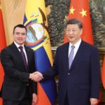 Ecuadorian President Daniel Noboa (left) shaking hands with Chinese President Xi Jinping (right) in Beijing on June 27, 2025. Photo: Xinhua.