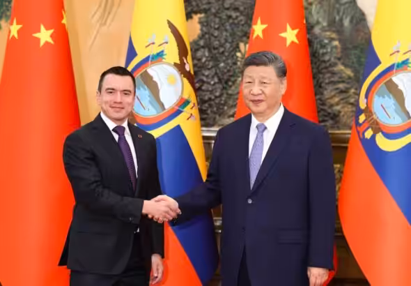 Ecuadorian President Daniel Noboa (left) shaking hands with Chinese President Xi Jinping (right) in Beijing on June 27, 2025. Photo: Xinhua.