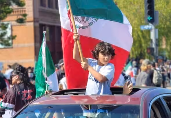 A child holds the Mexican flag in an anti-ICE protest in Los Angeles. Photo: PSL.