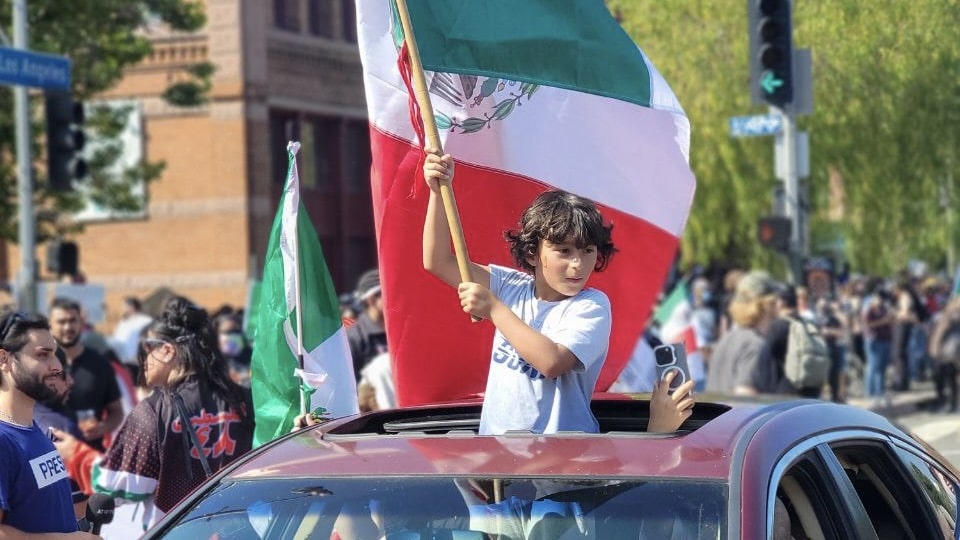 A child holds the Mexican flag in an anti-ICE protest in Los Angeles. Photo: PSL.