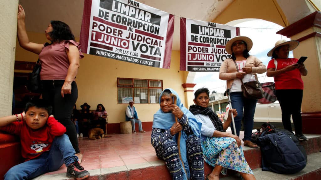 People around banners in support of the June 1 judicial elections in Mexico. Photo: France24.