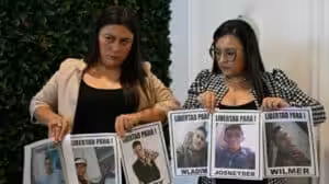 Relatives of Venezuelan migrants illegally imprisoned in El Salvador hold photos of their family members and demand their release. Photo: AFP.