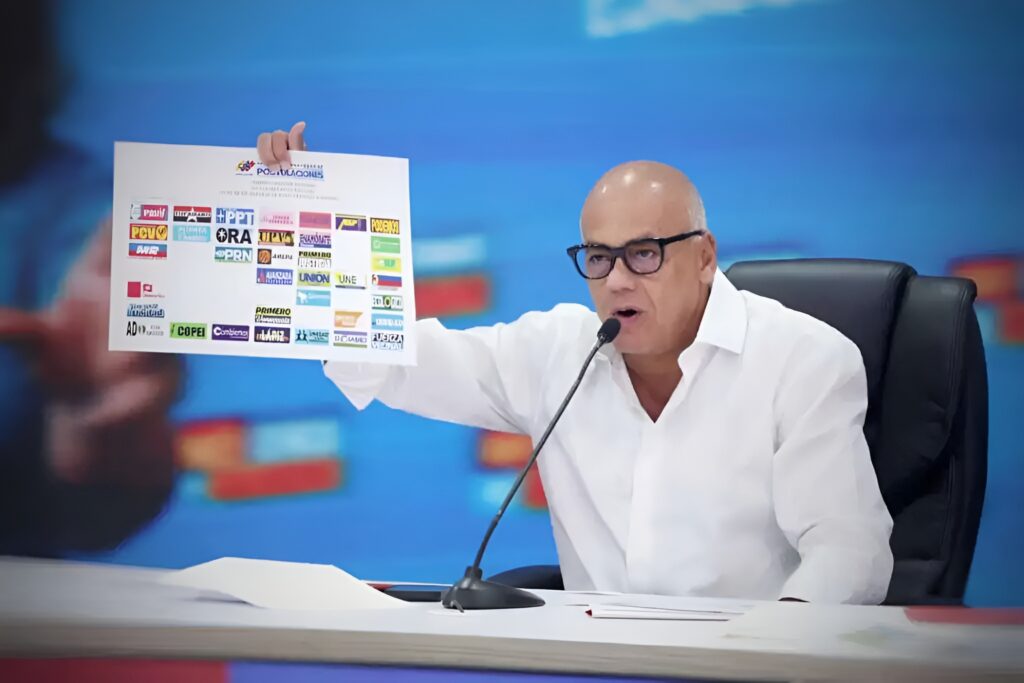 Head of the PSUV campaign command Jorge Rodriguez issuing statements to the press on June 23, 2025, ahead of the July 27 mayoral elections in Venezuela. Photo: Wilmer Errades/Ultimas Noticias.