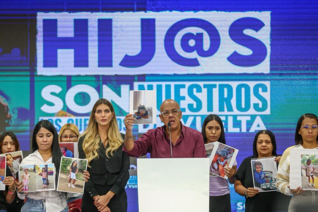 PSUV Deputy Jorge Rodríguez next to Camilla Fabri, head of the Return to the Homeland Program, and mothers and relatives of the 18 minors separated from their families by the United States government. Photo: Venezuela News.