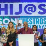 PSUV Deputy Jorge Rodríguez next to Camilla Fabri, head of the Return to the Homeland Program, and mothers and relatives of the 18 minors separated from their families by the United States government. Photo: Venezuela News.