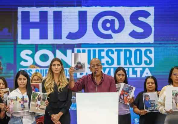 PSUV Deputy Jorge Rodríguez next to Camilla Fabri, head of the Return to the Homeland Program, and mothers and relatives of the 18 minors separated from their families by the United States government. Photo: Venezuela News.