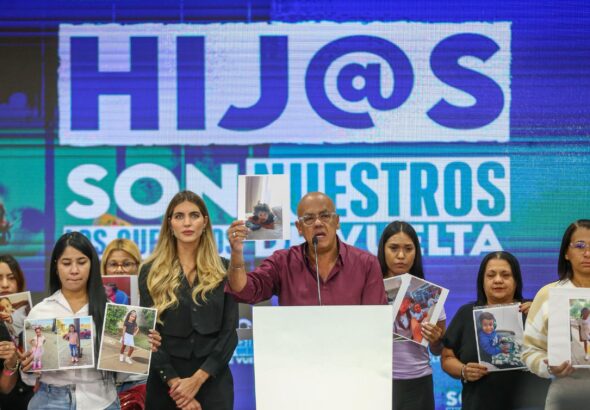 PSUV Deputy Jorge Rodríguez next to Camilla Fabri, head of the Return to the Homeland Program, and mothers and relatives of the 18 minors separated from their families by the United States government. Photo: Venezuela News.