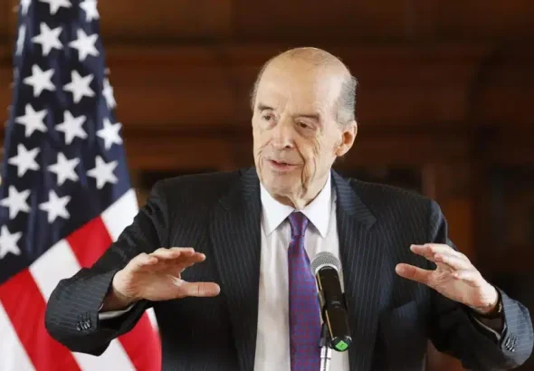Former Colombian Foreign Minister Alvaro Leyva next to a US flag. Photo: Mauricio Dueñas Castañeda/EFE/file photo.