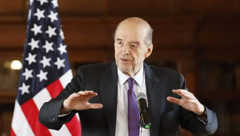 Former Colombian Foreign Minister Alvaro Leyva next to a US flag. Photo: Mauricio Dueñas Castañeda/EFE/file photo.