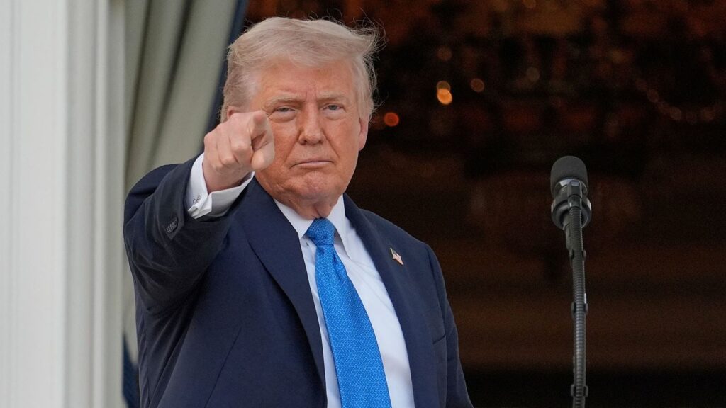 President of the US empire, Donald Trump, pointing his finger at the cameraman. Photo: Alex Brandon/AP/File photo.
