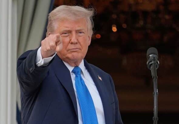 President of the US empire, Donald Trump, pointing his finger at the cameraman. Photo: Alex Brandon/AP/File photo.