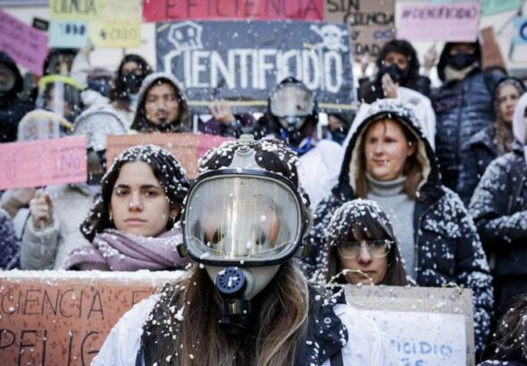 Protest of researchers and scientists in Buenos Aires, Argentina. Photo: Collaborative Coverage/RAICYT.