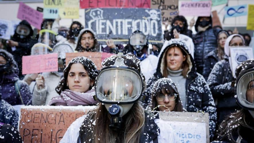 Protest of researchers and scientists in Buenos Aires, Argentina. Photo: Collaborative Coverage/RAICYT.