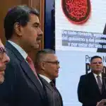 Venezuelan officials, including President Nicolás Maduro, at the presentation of the Simon Bolivar 2025 National Journalism Award, with a video of Iranian journalist Sahar Emami playing in the background. Photo: Presidential Press.