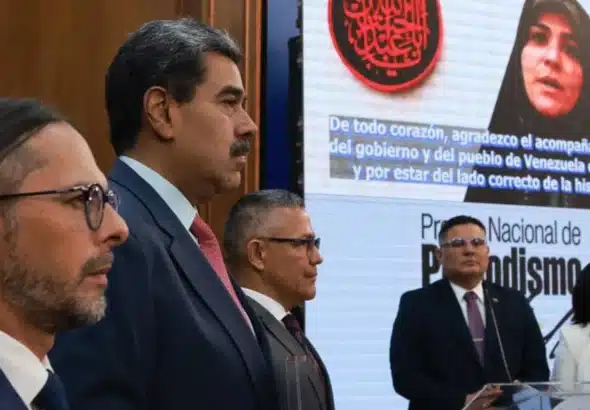 Venezuelan officials, including President Nicolás Maduro, at the presentation of the Simon Bolivar 2025 National Journalism Award, with a video of Iranian journalist Sahar Emami playing in the background. Photo: Presidential Press.