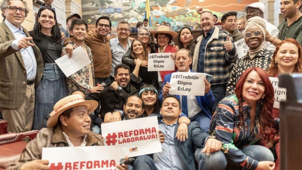 Members of Congress celebrating the approval of the Labor Reform. Photo: María Fernanda Carrascal.