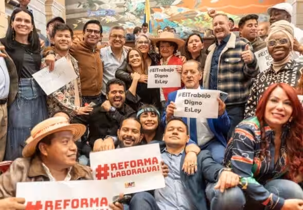 Members of Congress celebrating the approval of the Labor Reform. Photo: María Fernanda Carrascal.