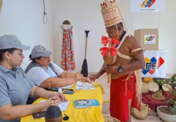 Venezuelan indigenous leaders voting in the elections to choose indigenous deputies for the National Assembly. Photo: Prensa Latina.