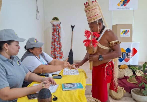 Venezuelan indigenous leaders voting in the elections to choose indigenous deputies for the National Assembly. Photo: Prensa Latina.