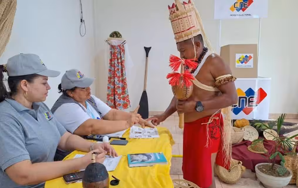 Venezuelan indigenous leaders voting in the elections to choose indigenous deputies for the National Assembly. Photo: Prensa Latina.