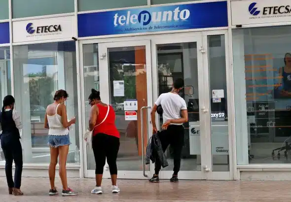 People waiting in line in front of an ETECSA service center in Havana, Cuba. Photo: EFE.