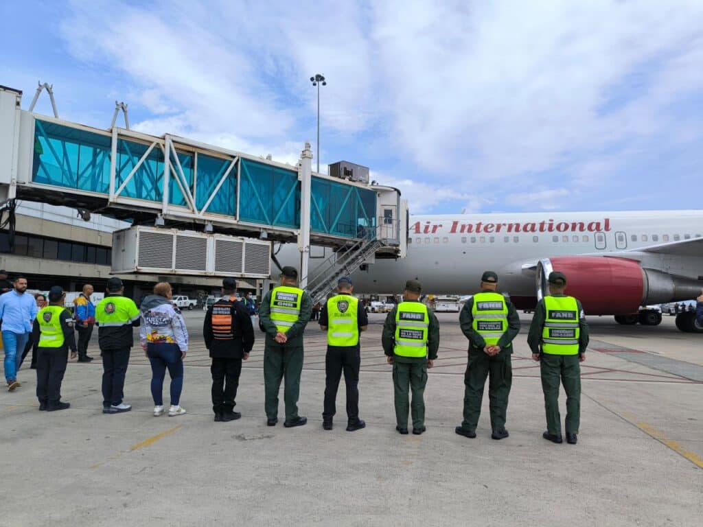 Venezuelan authorities receive a group of 141 returning migrants at the Simón Bolívar International Airport in Maiquetía on June 10, 2025. Photo: Telegram/Gran Misión Vuelta a la Patria.