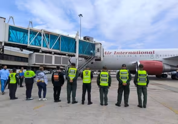 Venezuelan authorities receive a group of 141 returning migrants at the Simón Bolívar International Airport in Maiquetía on June 10, 2025. Photo: Telegram/Gran Misión Vuelta a la Patria.
