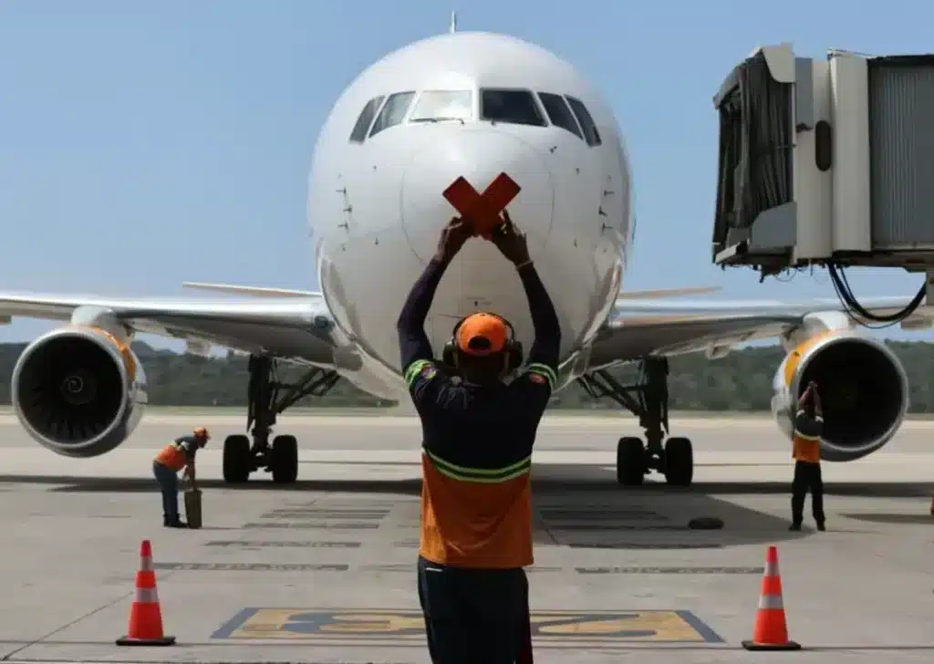 An aircraft belonging to the US airline Eastern taxis at the Simรณn Bolรญvar International Airport in Maiquetรญa, La Guaira state, on June 20, 2025. Photo: IG/@vueltalapatria.