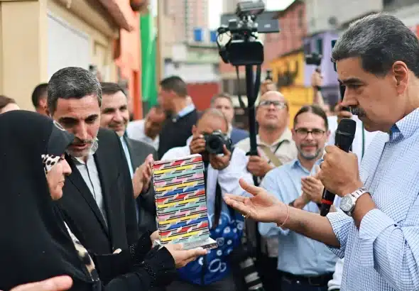 Iranian journalist Sahar Emami receiving the Venezuelan Journalism Award from President Maduro, in Caracas on July 31, 2025. Photo: Presidential Press.