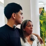 Joen Suárez, one of the 252 Venezuelans sent to the CECOT, next to his mother Karlyn Fuentes. Photo: Karlos Turrillas/Diario Red.