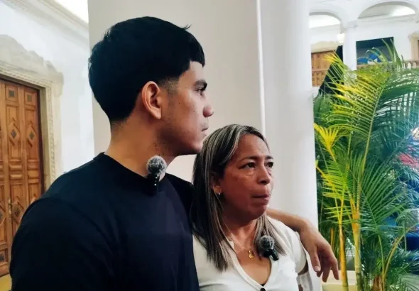 Joen Suárez, one of the 252 Venezuelans sent to the CECOT, next to his mother Karlyn Fuentes. Photo: Karlos Turrillas/Diario Red.