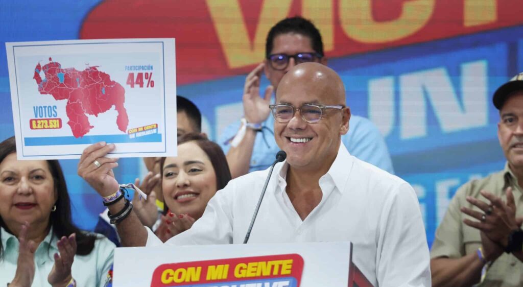 Chavista leader Jorge Rodríguez showing the new political distribution map of all municipalities in Venezuela on Monday, July 28, 2025. Photo: X/@avnve.