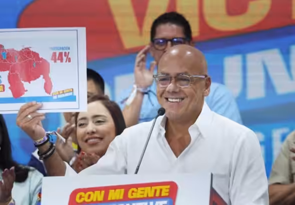 Chavista leader Jorge Rodríguez showing the new political distribution map of all municipalities in Venezuela on Monday, July 28, 2025. Photo: X/@avnve.