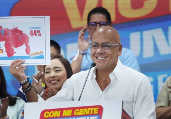 Chavista leader Jorge Rodríguez showing the new political distribution map of all municipalities in Venezuela on Monday, July 28, 2025. Photo: X/@avnve.