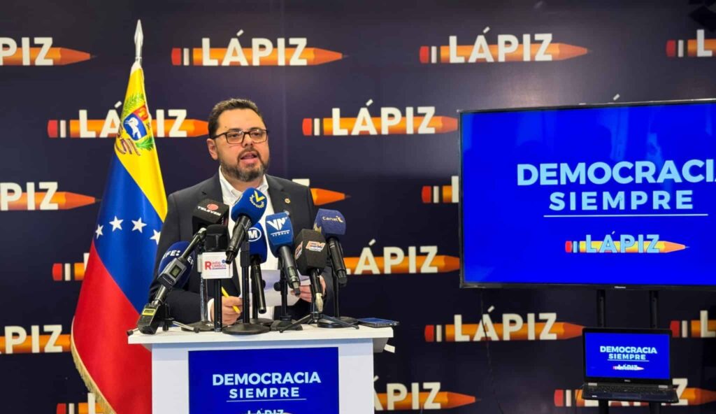 Venezuelan opposition leader Antonio Ecarri giving statements to the press. Photo: RedRadioVE.