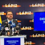 Venezuelan opposition leader Antonio Ecarri giving statements to the press. Photo: RedRadioVE.