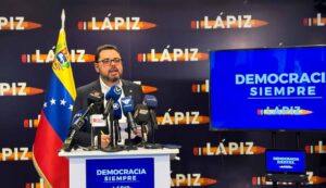 Venezuelan opposition leader Antonio Ecarri giving statements to the press. Photo: RedRadioVE.