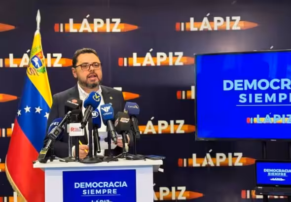 Venezuelan opposition leader Antonio Ecarri giving statements to the press. Photo: RedRadioVE.