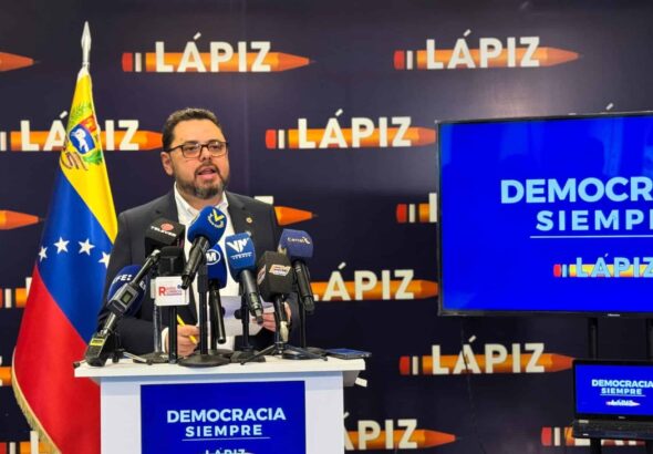 Venezuelan opposition leader Antonio Ecarri giving statements to the press. Photo: RedRadioVE.