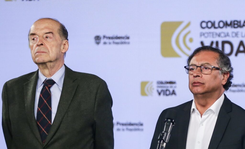 Former Foreign Minister Álvaro Leyva (left) and Colombian President Gustavo Petro (right). Photo: Colprensa/File photo.