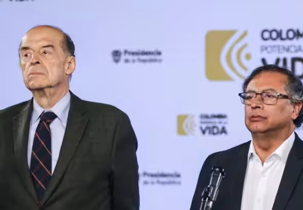 Former Foreign Minister Álvaro Leyva (left) and Colombian President Gustavo Petro (right). Photo: Colprensa/File photo.