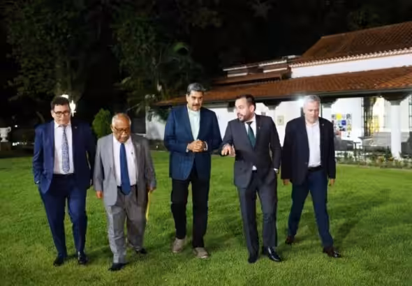 Venezuelan President Nicolás Maduro with a high-level Colombian delegation at the Aquiles Nazoa Cultural House. Photo: Telegram/NicolasMaduroMoros.