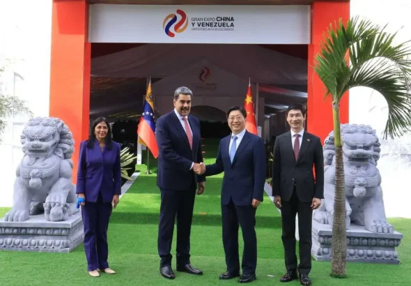 Venezuelan President Nicolás Maduro and Vice President Delcy Rodríguez with the Chinese delegation at the Great China-Venezuela Expo in La Carlota, July 4, 2025. Photo: Presidential Press.