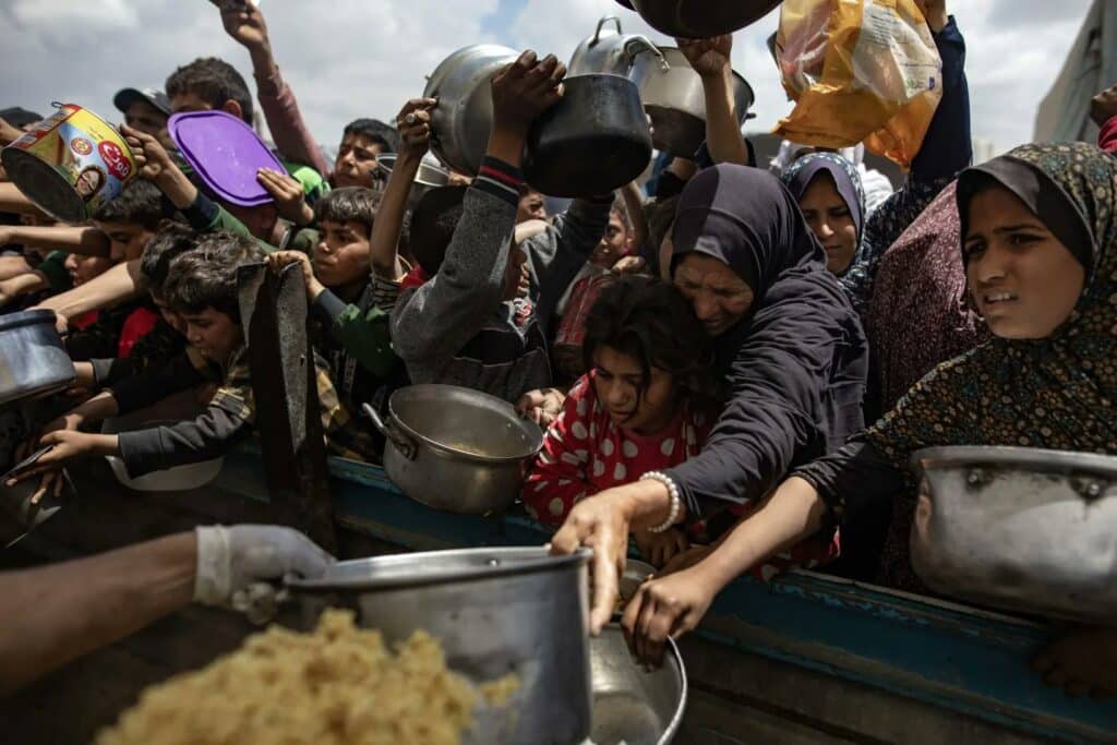 Palestinians displaced in a distribution of food in Jan Yunis, south of the Gaza Strip. Photo: Haitham Imad/EFE.