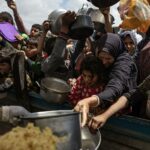 Palestinians displaced in a distribution of food in Jan Yunis, south of the Gaza Strip. Photo: Haitham Imad/EFE.
