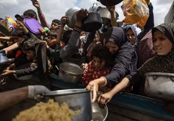 Palestinians displaced in a distribution of food in Jan Yunis, south of the Gaza Strip. Photo: Haitham Imad/EFE.