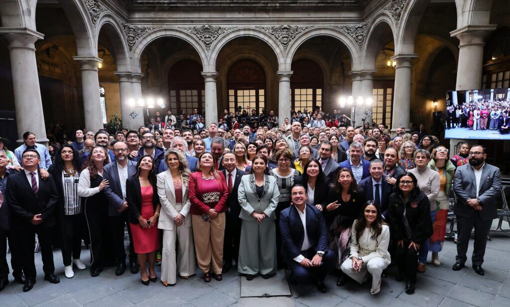 Mexico City Mayor Clara Brugada surrounded by people participating in a press conference, on Wednesday, July 16, 2025. Photo: X/@ClaraBrugadaM.