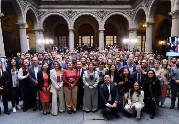 Mexico City Mayor Clara Brugada surrounded by people participating in a press conference, on Wednesday, July 16, 2025. Photo: X/@ClaraBrugadaM.