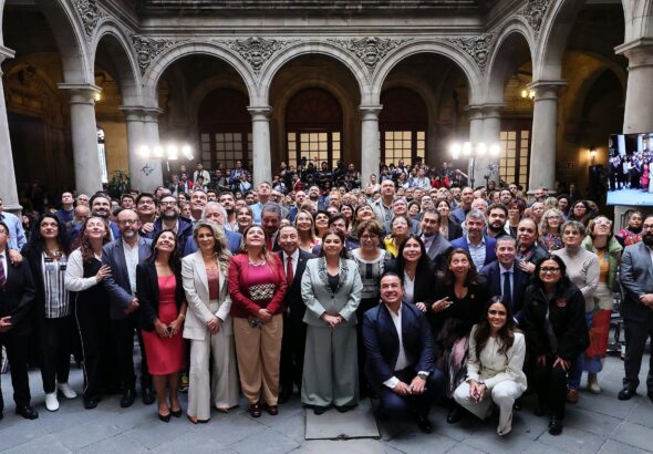 Mexico City Mayor Clara Brugada surrounded by people participating in a press conference, on Wednesday, July 16, 2025. Photo: X/@ClaraBrugadaM.